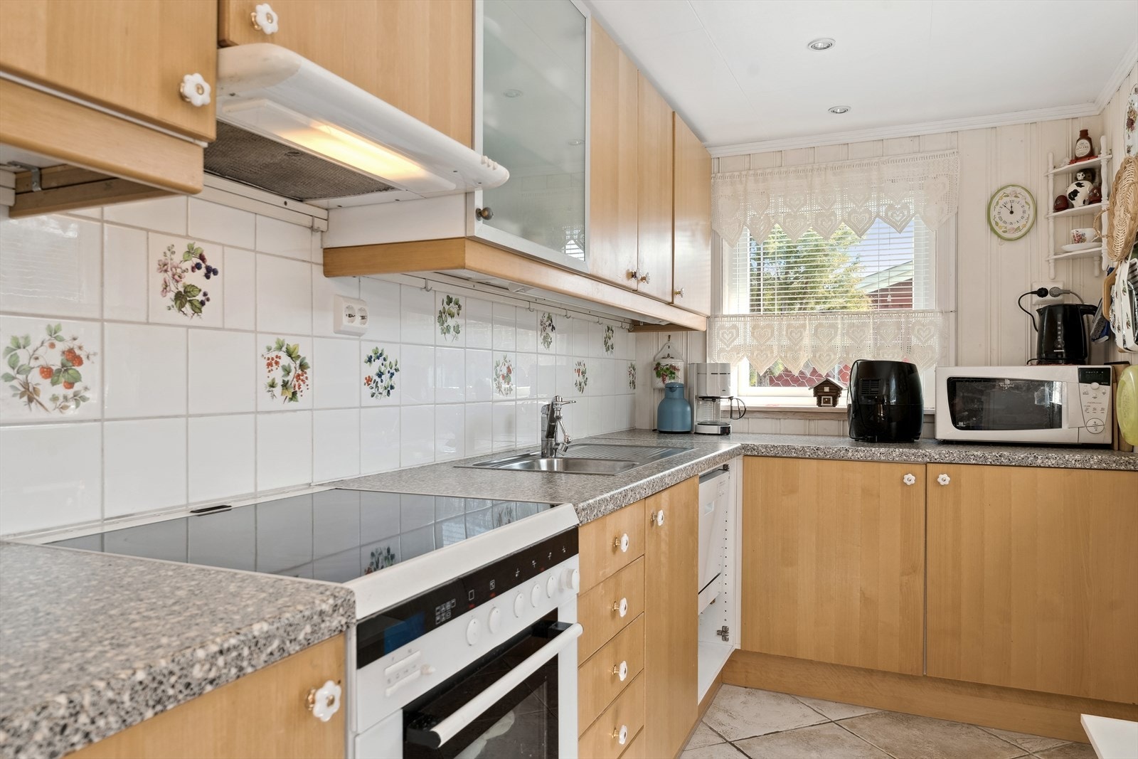 Inne igjen i hytta har du eit godt kjøkken med ei romsleg innreiing. Her har du god oppbevaringsplass og benkeplass. Varmekablar på flislagt golv. Galleribilde