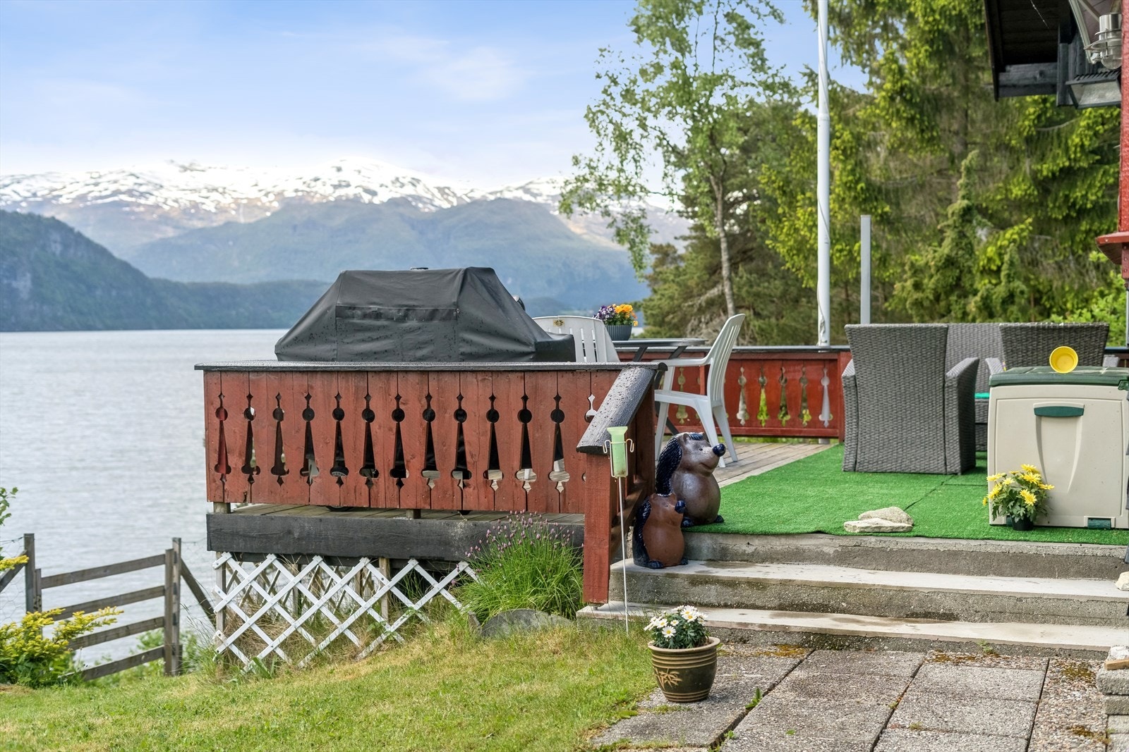 Frå eigen terrasse og hage er unike naturopplevingar aldri langt unna Galleribilde