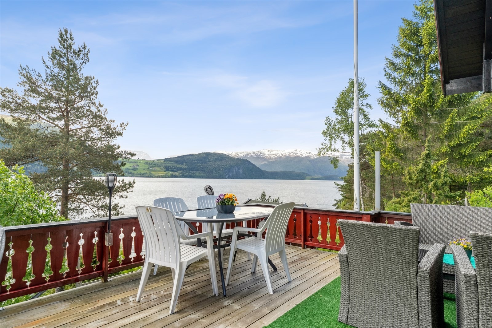 Romsleg terrasse med plass til å setje opp pergola eller ei utestove om du skulle ønske Galleribilde