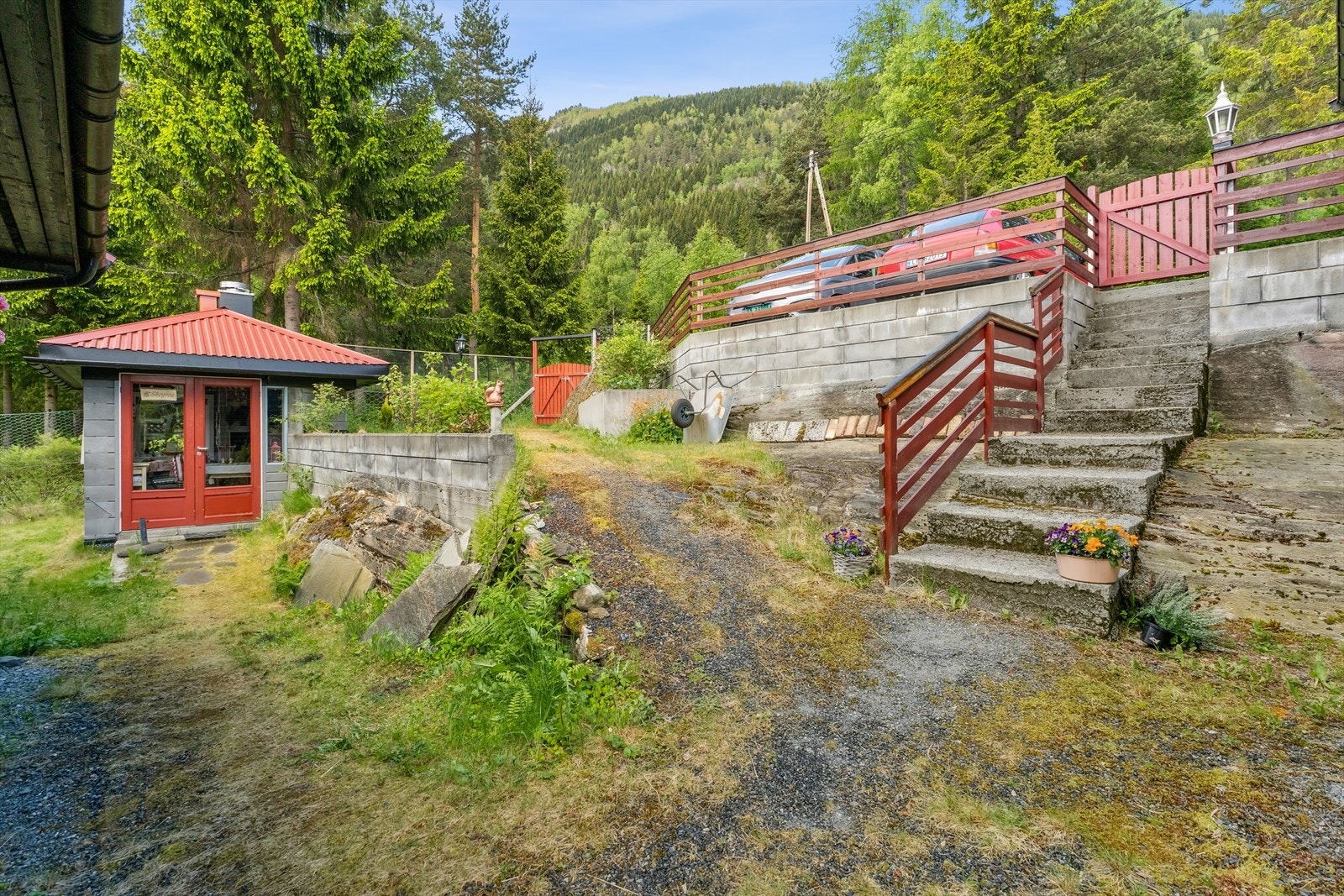 Innhaldsrik eigedom med romsleg hytte, dobbelgarasje med anneks, uthus og grillhus. Perfekt for avslapning og sosiale samankomstar i naturskjønne omgjevnader
Nærleik til naturen har du utan tvil her! Galleribilde