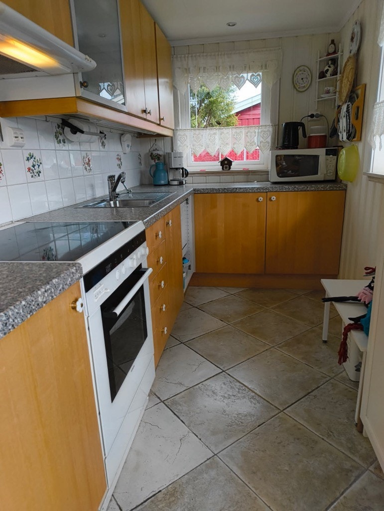 Du har flis på golv og mellom laminat benkeplate og overskap. Galleribilde