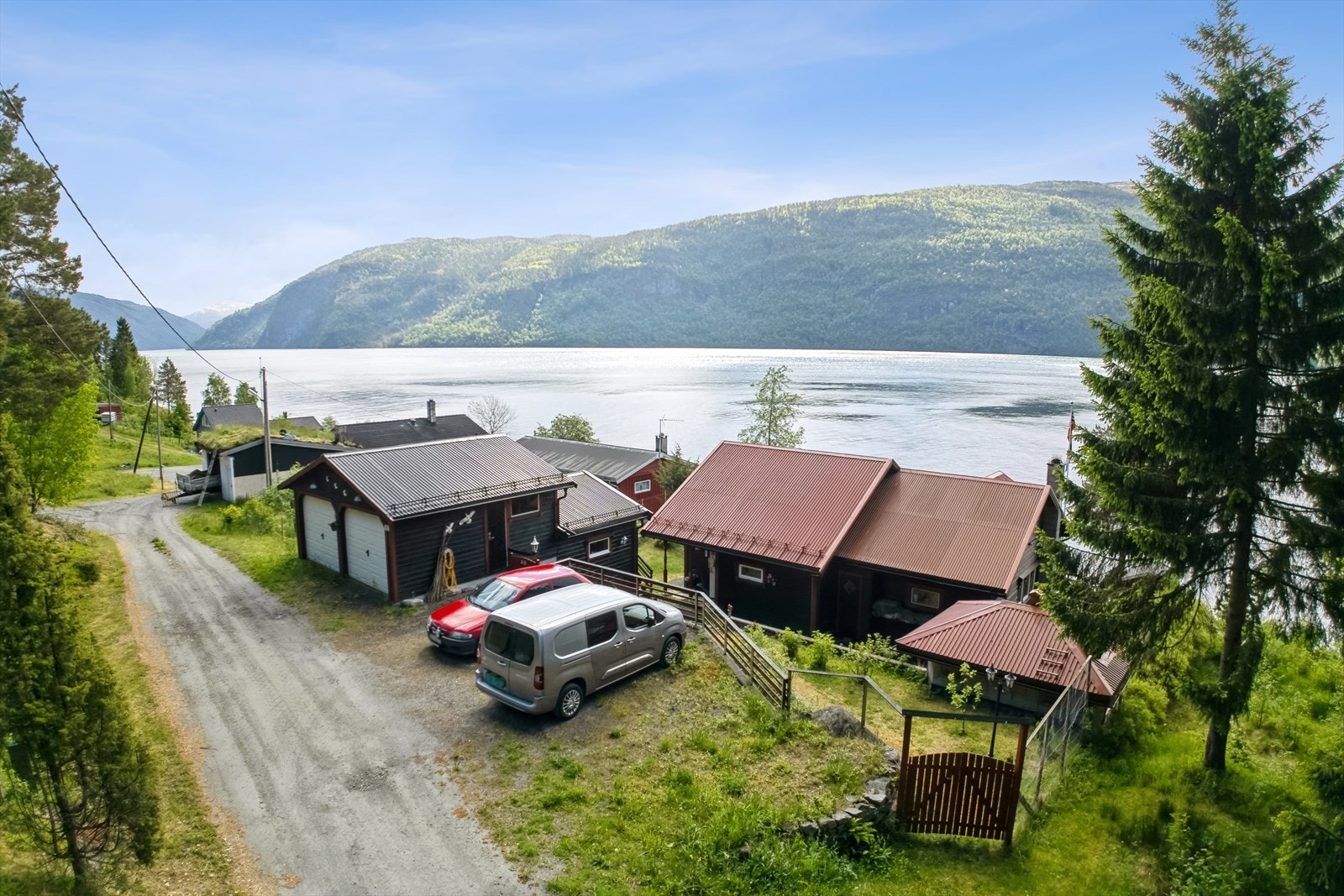 I tillegg til dobbelgarasje er det også opparbeida oppstillingsplassar for fleire bilar. Galleribilde