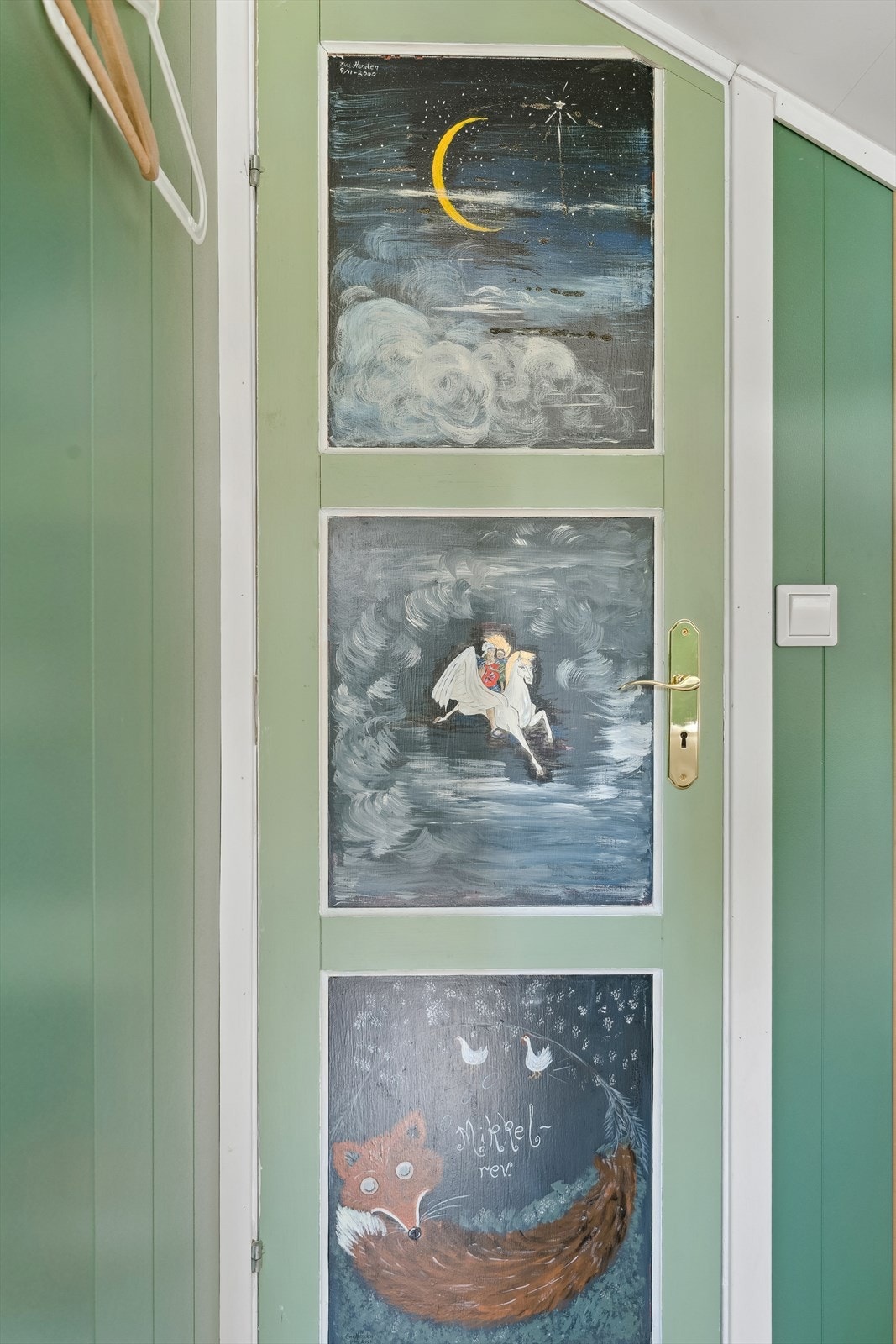 Sjarmerande detaljar i hytta som gjev ei personleg og varm atmosfære Galleribilde