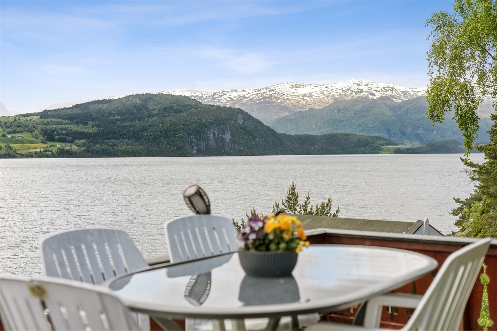 Tenk å kunne ta med seg frukosten hit ut! Følgje med på morgontrafikk av båtar og kanskje ser du også innflyginga til Sandane luftham! Galleribilde