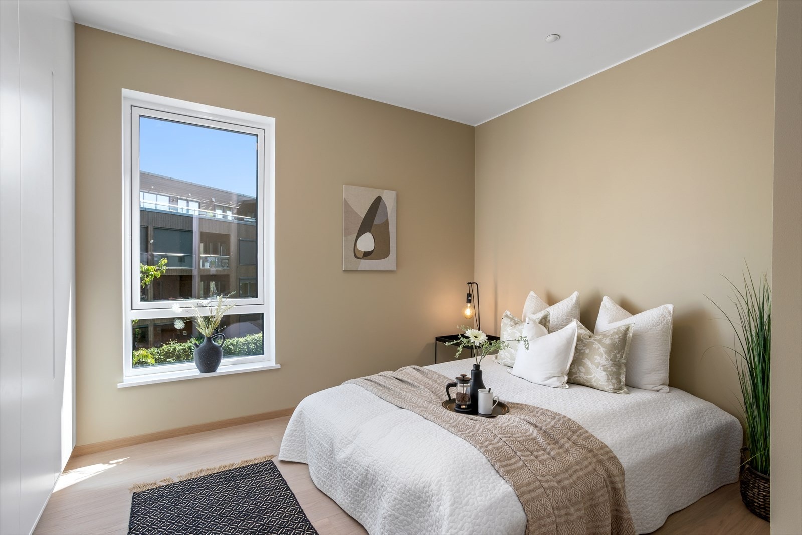 De to ytterste soverommene er orientert mot nord og øst, hvor det er minst sol. Det ene av disse har inngang fra entre/gang. Galleribilde