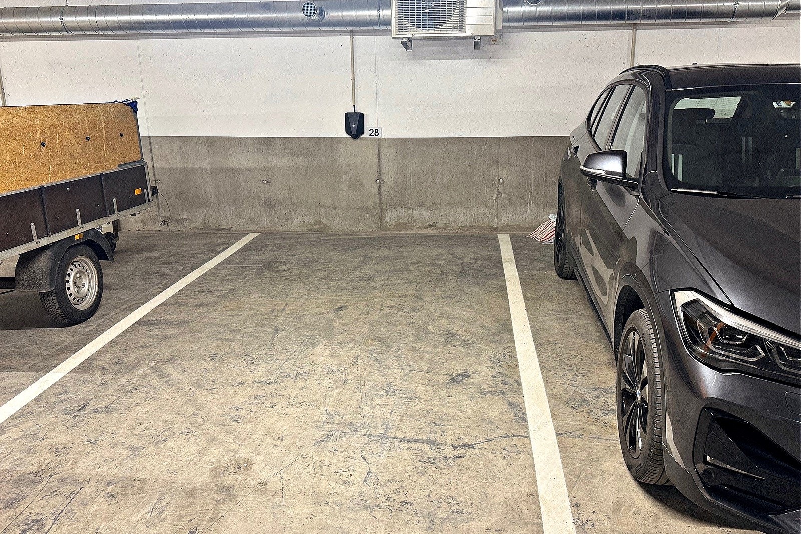 Leiligheten har en medfølgende parkeringsplass i felles garasjeanlegg på nederste etasjeplan, merket "28". Garasjeplassen ligger lettvint og praktisk plassert med kort tilgang via byggets heis eller trapp (valgfritt). Galleribilde