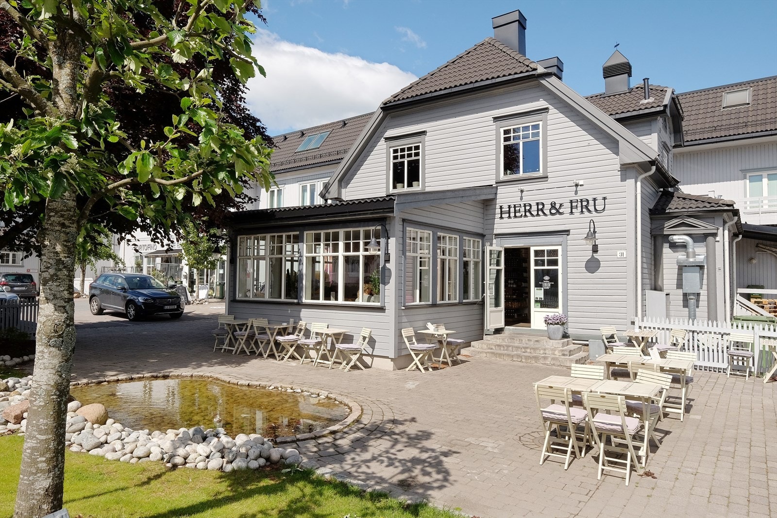 Eiendommen ligger i et barnevennlig og etterspurt boligområde på Teie i Færder kommune, ca. 2 km fra Tønsberg sentrum. Galleribilde