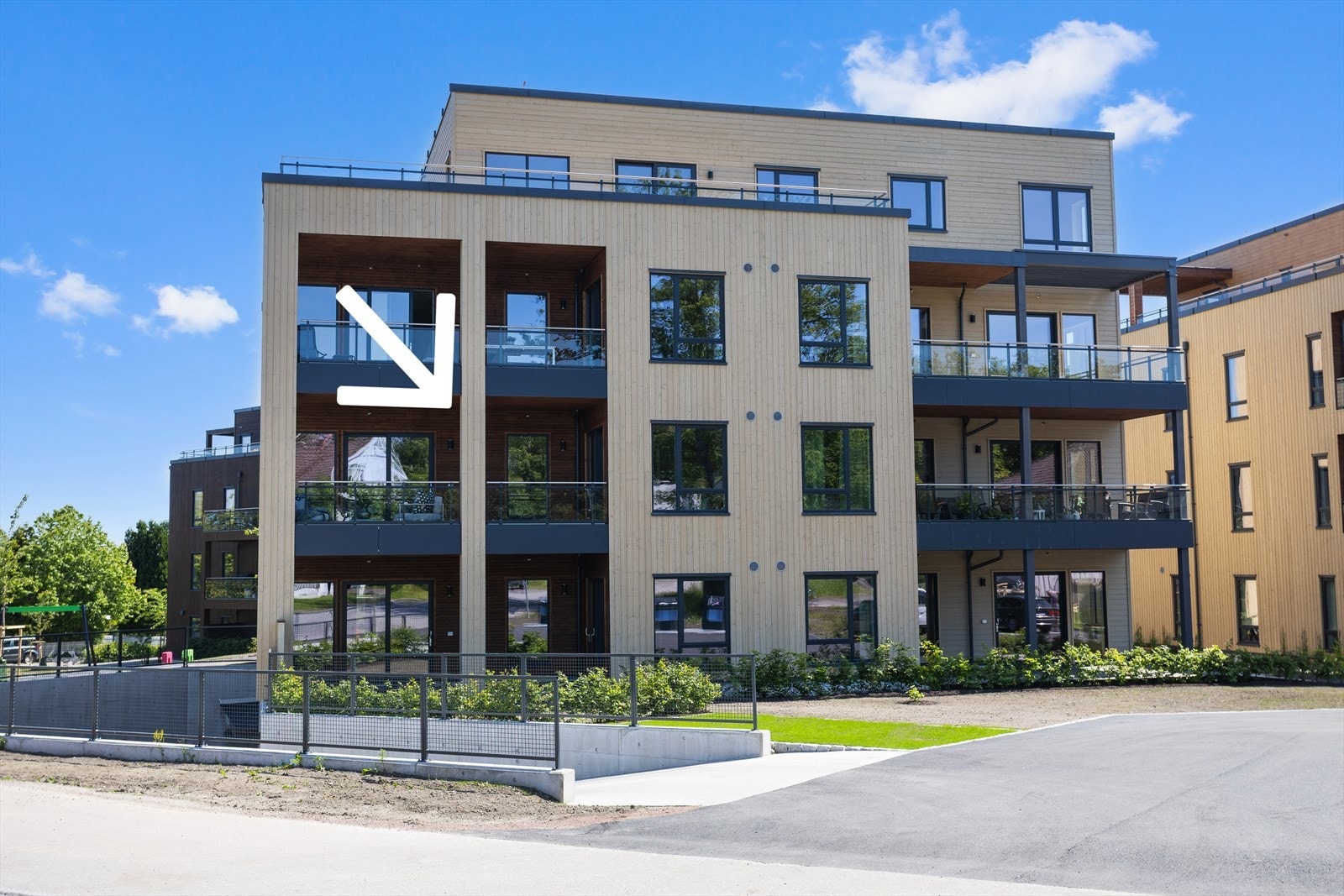 Leiligheten ligger gunstig plassert som hjørneleilighet i 2. etasje og med vestvendt uteplass. Galleribilde