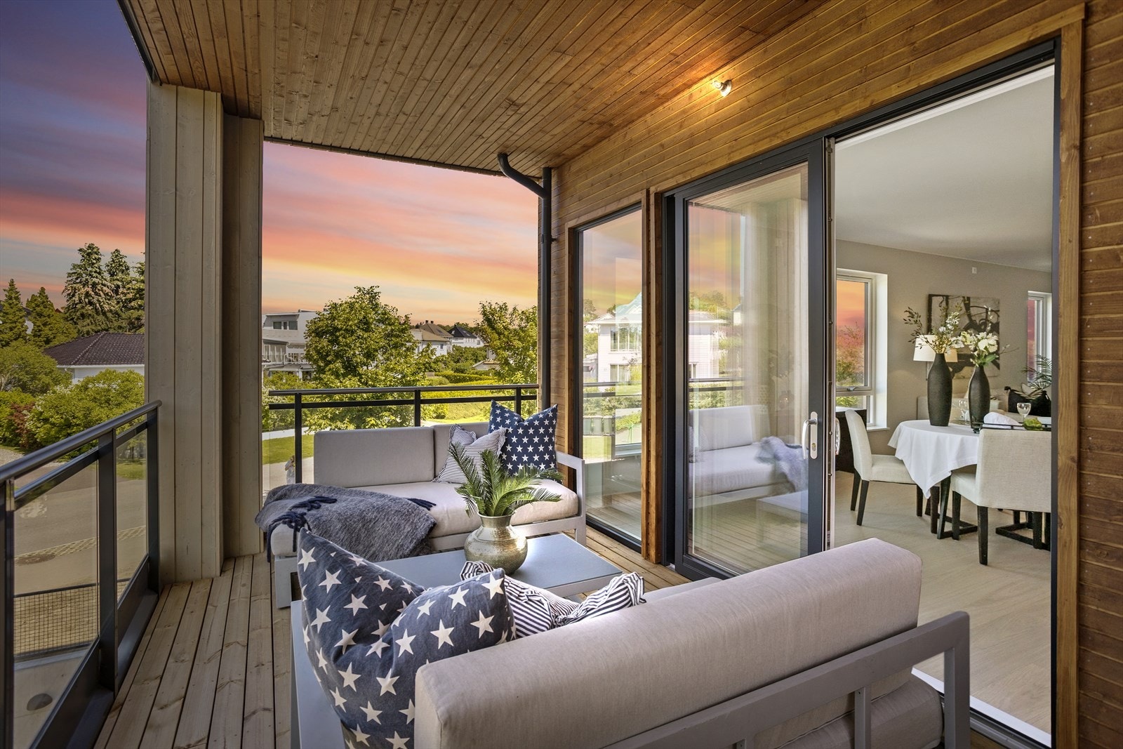 Leiligheten har en herlig plassert balkong mot vest, med noe dreining mot syd, med tilgang fra stue-/kjøkkensonen. Galleribilde