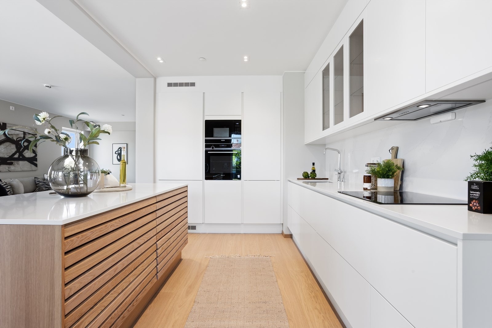 Leiligheten er innredet med et moderne, men likevel klassisk og stilrent kjøkken fra den danske kvalitetsleverandøren Svane kjøkkenet. Eier har påkostet kjøkkenet på et betydelig vis utover opprinnelig leveransestandard. Galleribilde