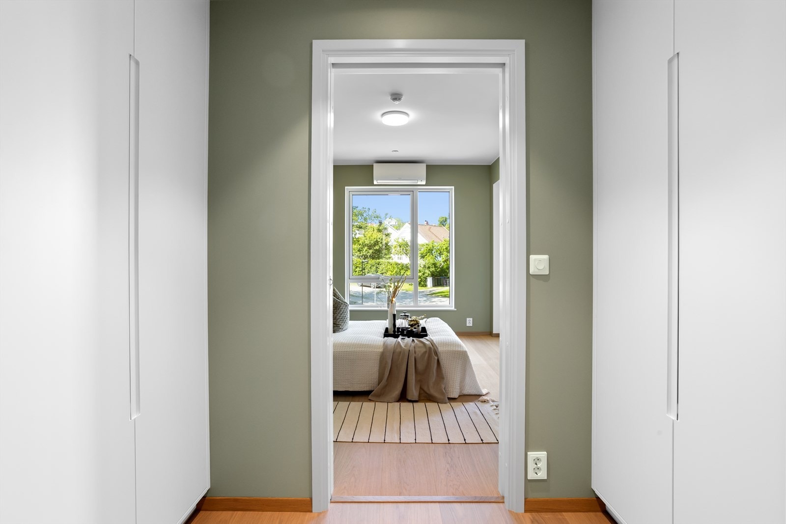 I walk-in garderoben er et plassbygde garderobeskap på to sider, alle med hengeanordninger og hyller. Alle gardeorbeskapene har også integrerte skuffer med unntak av ett av garderobeskapene. Integrerte spotter søger for god belysning i walk-in garderoben. Galleribilde