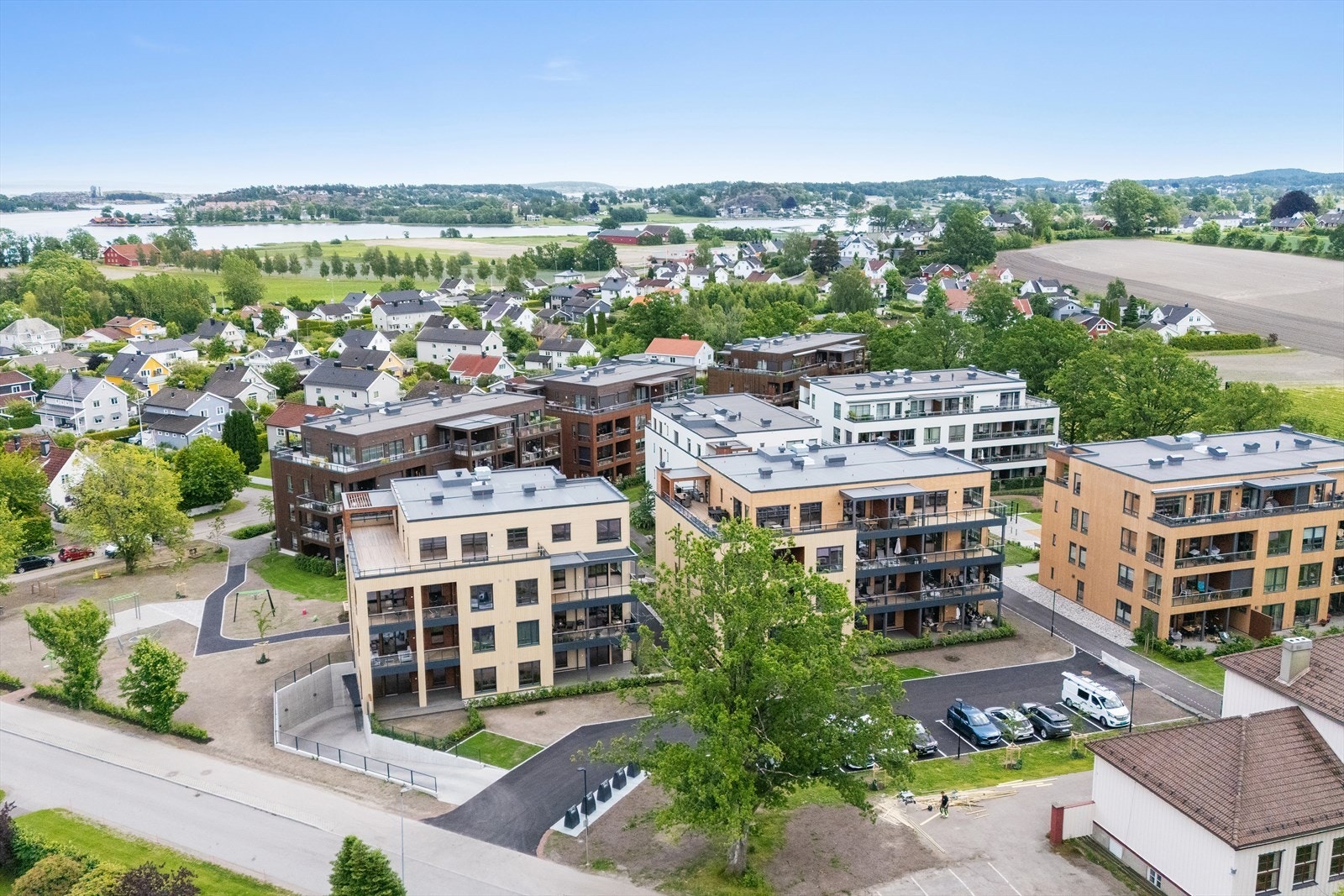 Av det totale tomteområdet på ca. 12,8 mål består deler av området av felles og pent opparbeidede grøntområder for sameiet. Galleribilde