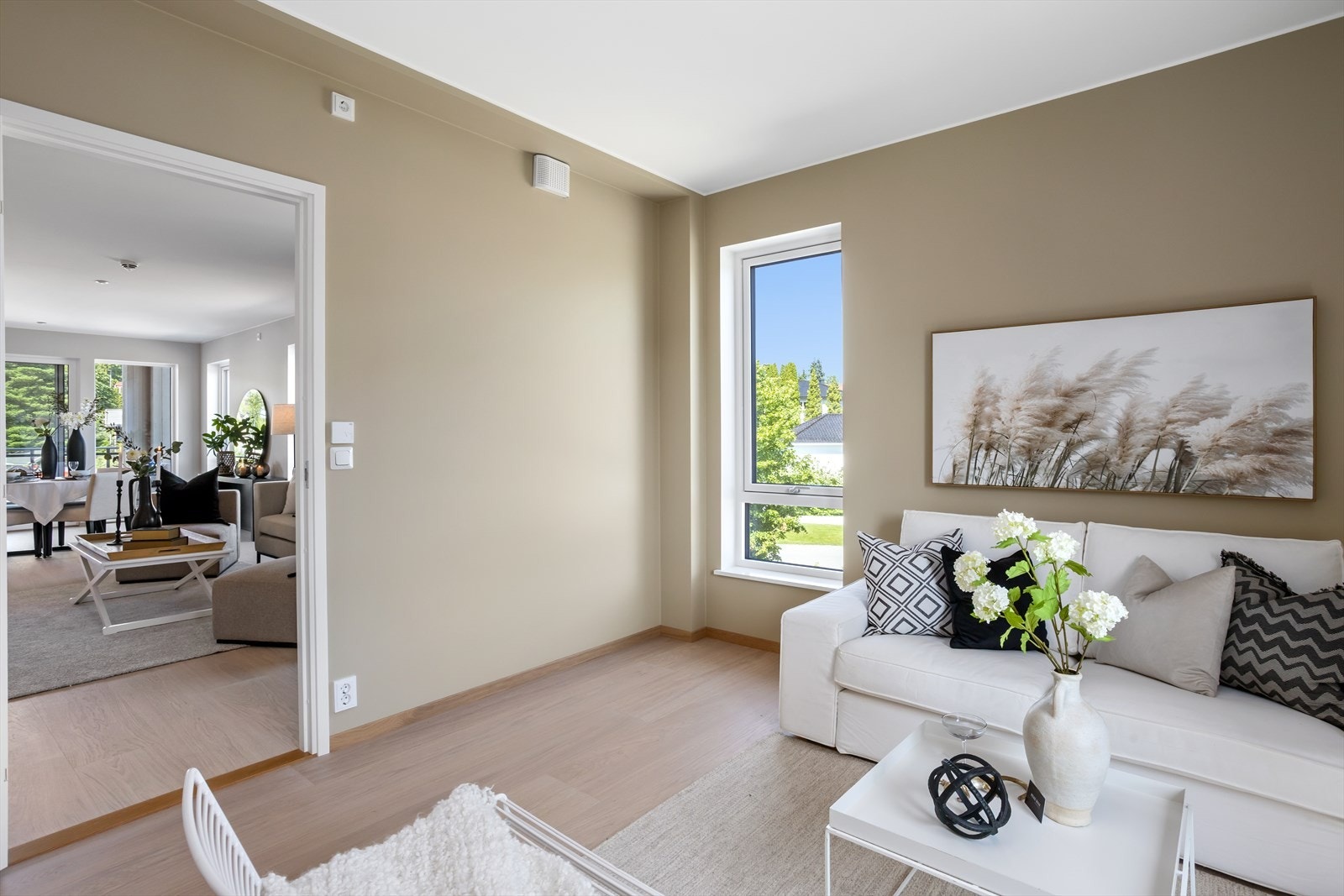 Det ene av de tre soverommene har inngang fra entre/gang, det andre er plassert i forlengelsen av stue-/kjøkkensonen og byr dermed på muligheten for å bruke rommet som TV-stue i stedet. Galleribilde