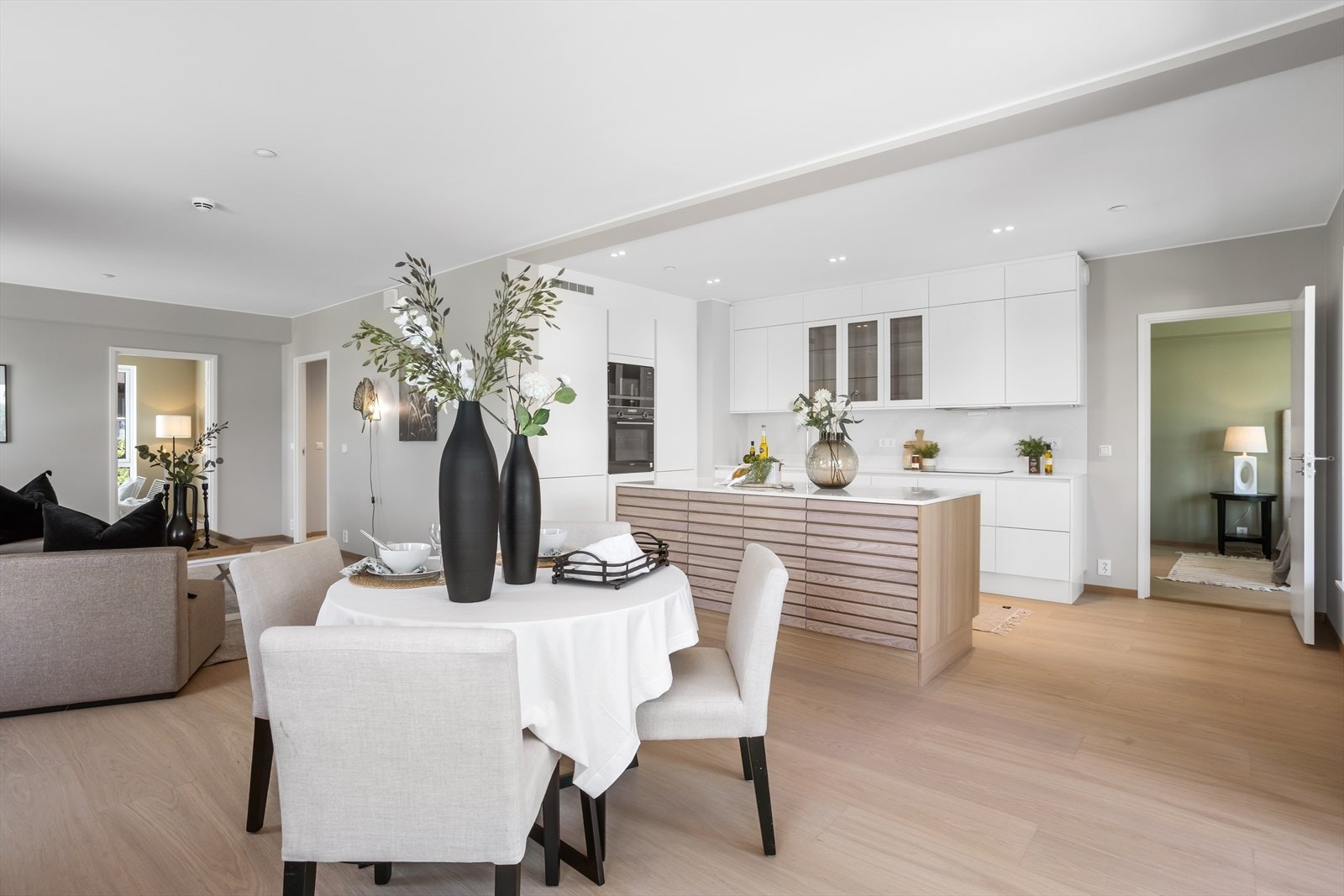 Sammen med kjøkkensonen dannes et stort rom på hele 49 m². Legger man til den tilstøtende TV-stuen i enden av rommet, kan man legge på ytterligere 13 m². Galleribilde