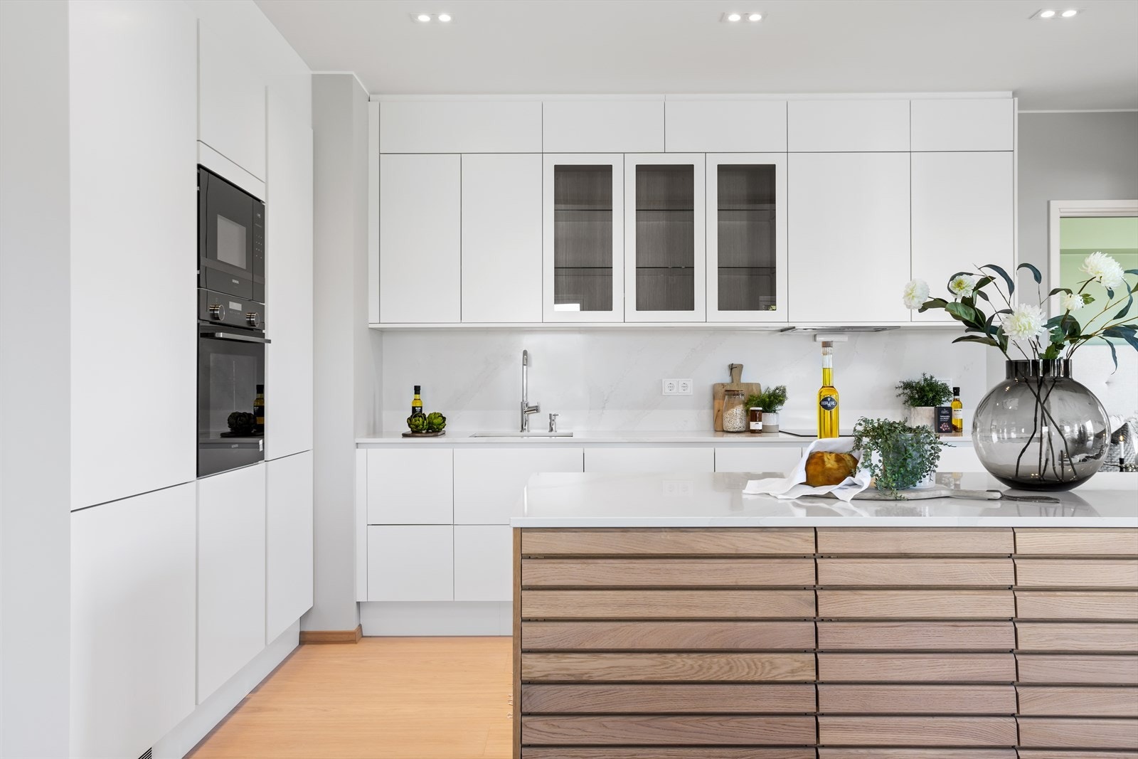 Ved innredning av rommet er det lagt vekt på detaljer som gir et gjennomtenkt preg, som blant nær utelukkende bruk av praktiske kolonialskuffer blant underskapene og godt med praktiske overskap ført helt opp til himling (toppforing). Galleribilde