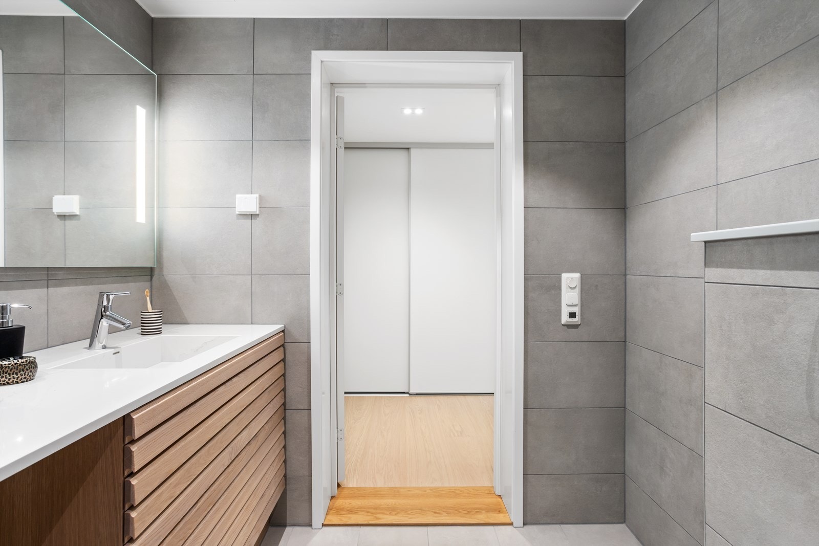 På begge bad er det integrert LED-lys i veggspeil. Alt spilefronter er også av heltre eik, mens de lyse benkeplatene og vask er "Silestone - polert" som gir et ekstra elegant kvalitetsuttrykk. Galleribilde