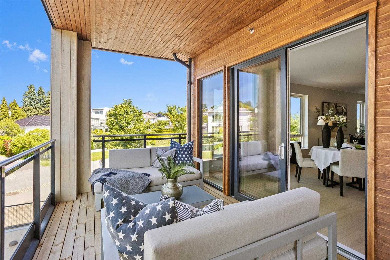 Her kan man nyte lange soldager fra formiddagen til svært sent ut på kvelden i sommerhalvåret! Galleribilde