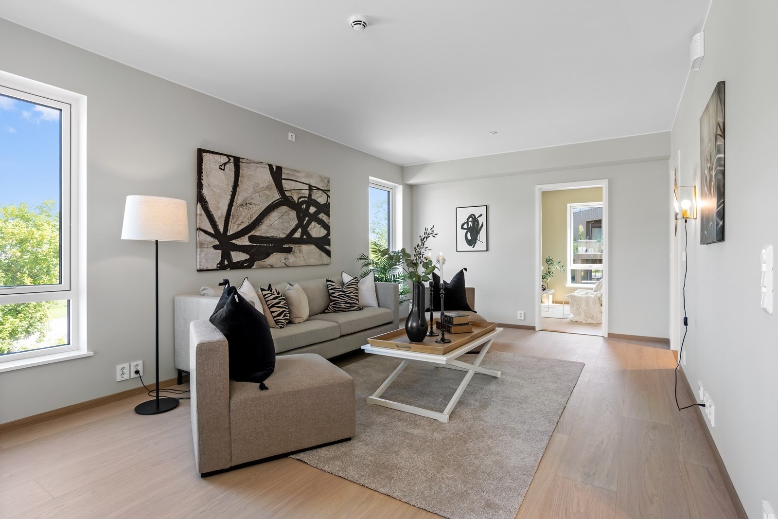 I den ytterste delen av rommet er det god plass til sofa-/loungemøbler, godt skjermet fra kjøkkensonen. Det er TV-uttak i rommet, og ikke minst svært godt med elektriske stikkontakter og lampepunkt i overgang innervegg-/himling. Galleribilde