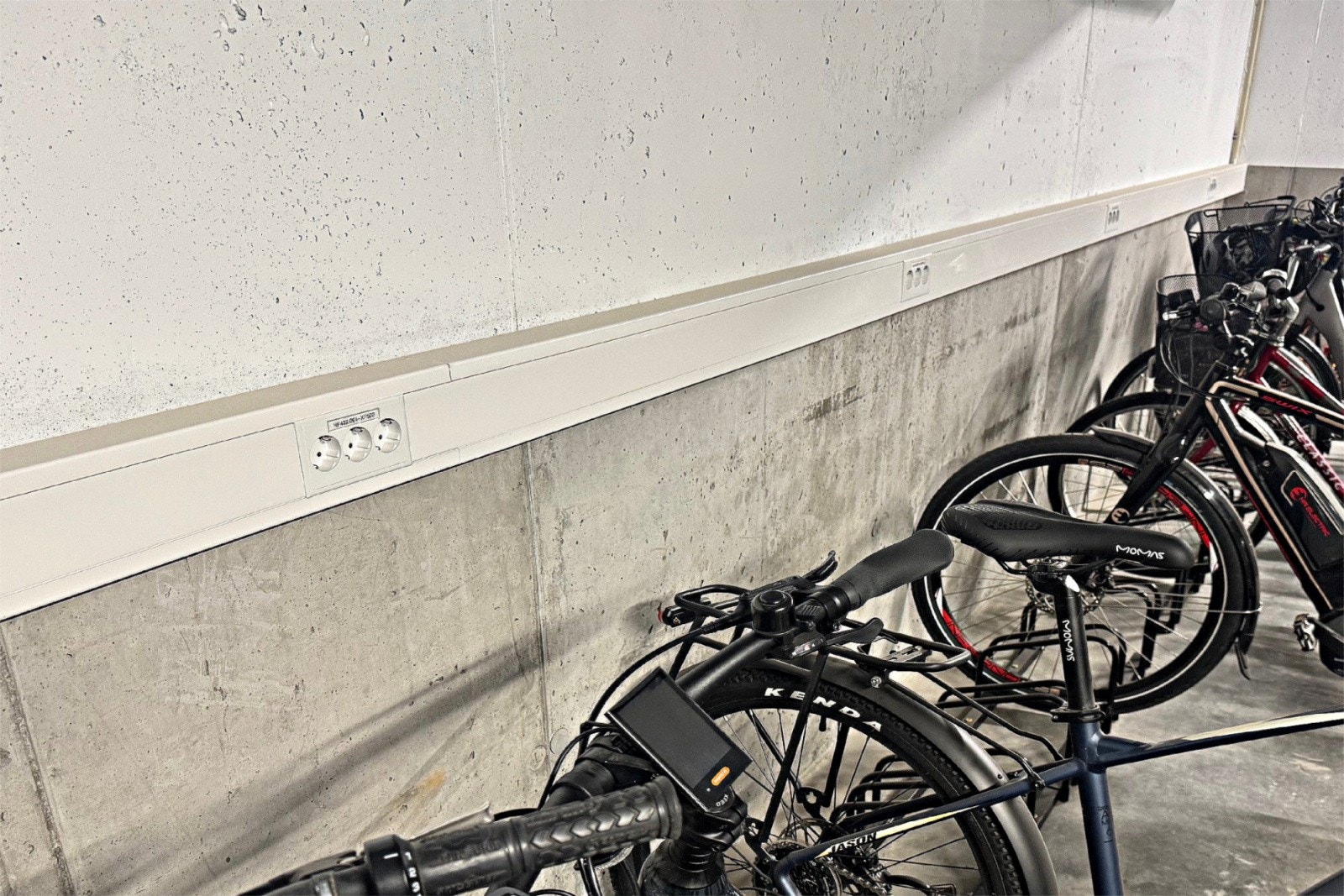 Sykkelparkeringen har sone med stikkontakter for lading av elektrisk sykler. Galleribilde