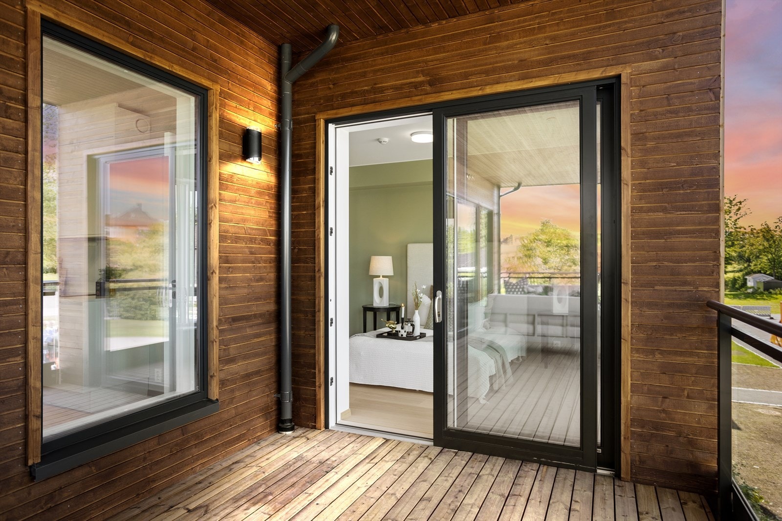 Terrassegulvet er av trykkimpregnert tre og det er montert både utebelysing og stikkontakter. Galleribilde