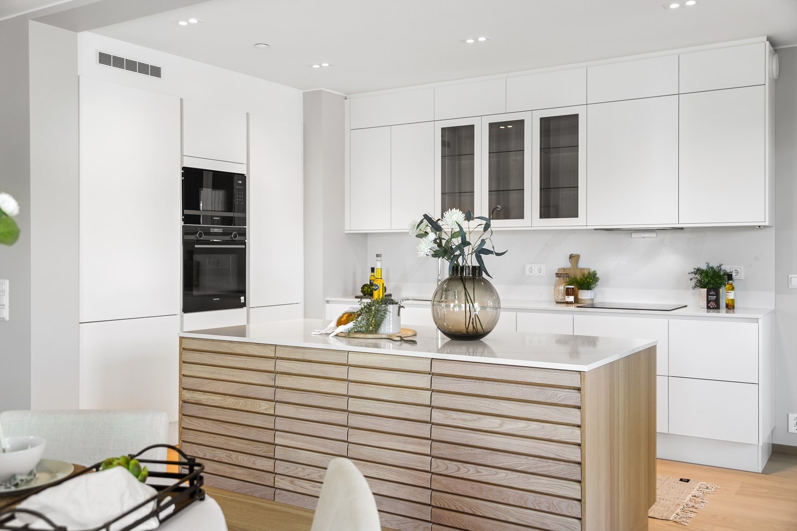 L-løsningen gir rikelig med benke-/arbeidsplass, det samme gjør den rause kjøkkenøyen som definerer overgangen mellom kjøkkenet og spisestuen. Galleribilde