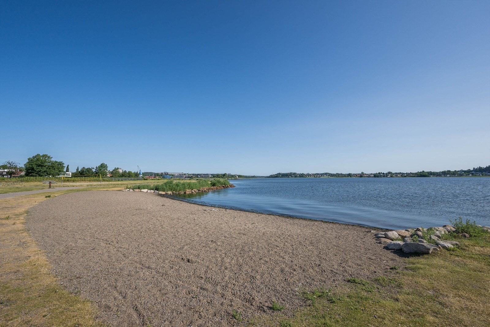 På nedsiden av Rosahaugparken ligger Rosanesstranda med fin badestrand og gresslette, samt Teie småbåthavn. Galleribilde
