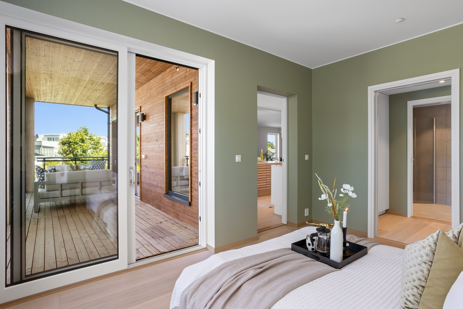 Også her bys det på en god dose hverdagsluksus med "suiteløsning" med eget tilknyttet baderom og ikke minst innredet walk-in garderobe som binder sammen soverommet og badet. Galleribilde