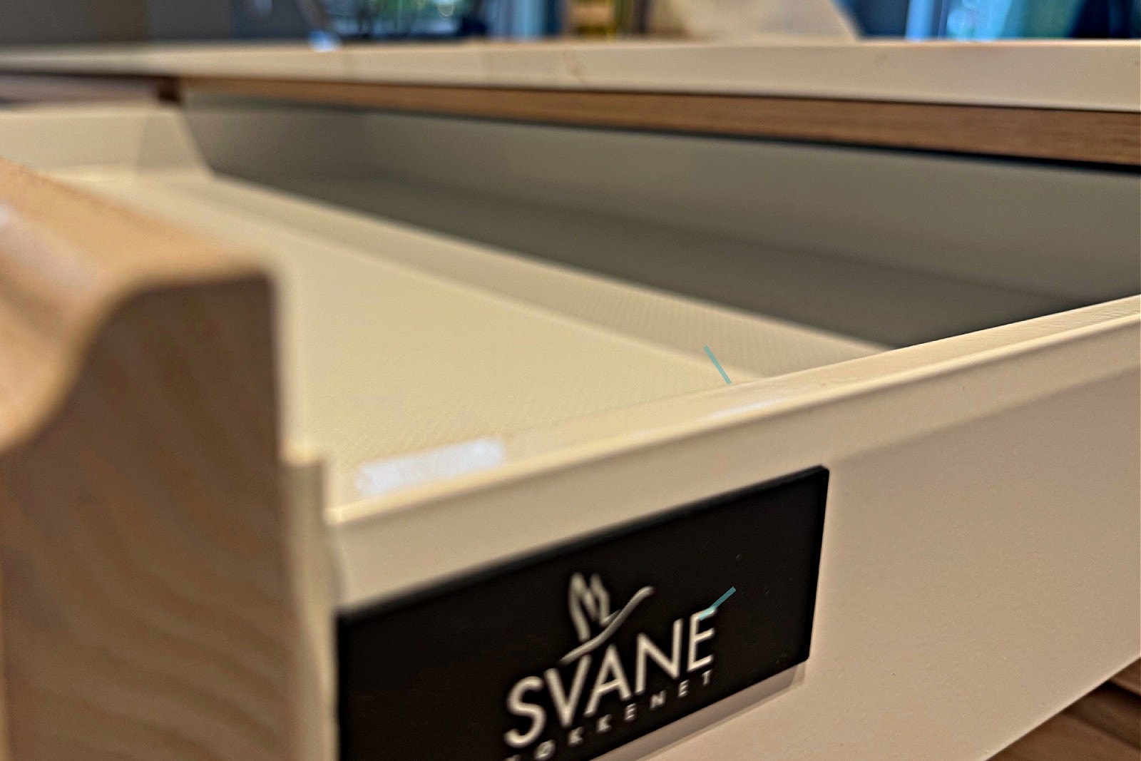 Kjøkkenøyen har kolonialskuffer ved alle underskap i den del som vender mot øvrig kjøkkeninnredning Galleribilde