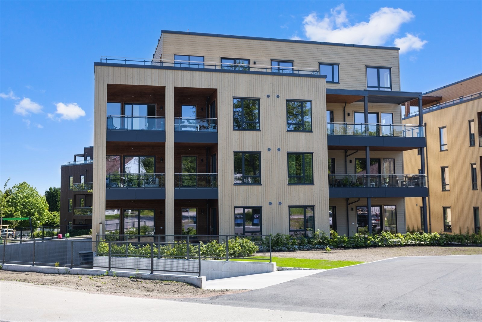 Leiligheten ligger som hjørneleilighet, har alt på ett plan og ligger på "rette siden" av bygget i 2. etasje. Leilighetens plassering i sameiet er gunstig, i området nærmest Teie torv. Galleribilde