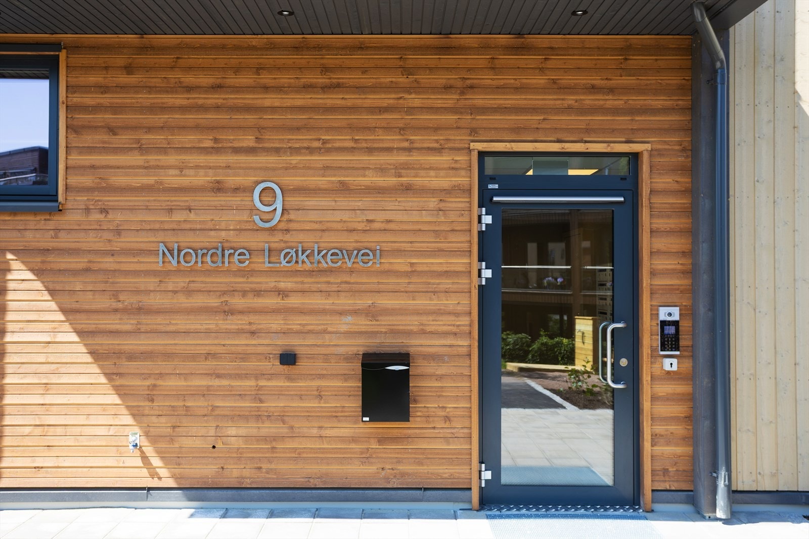 Fra byggets trinnfrie hovedinngangsdør i 1. etasje ledes man til innvendig felles trappegang hvor heis/trapp leder opp til leilighetsplanet. Galleribilde