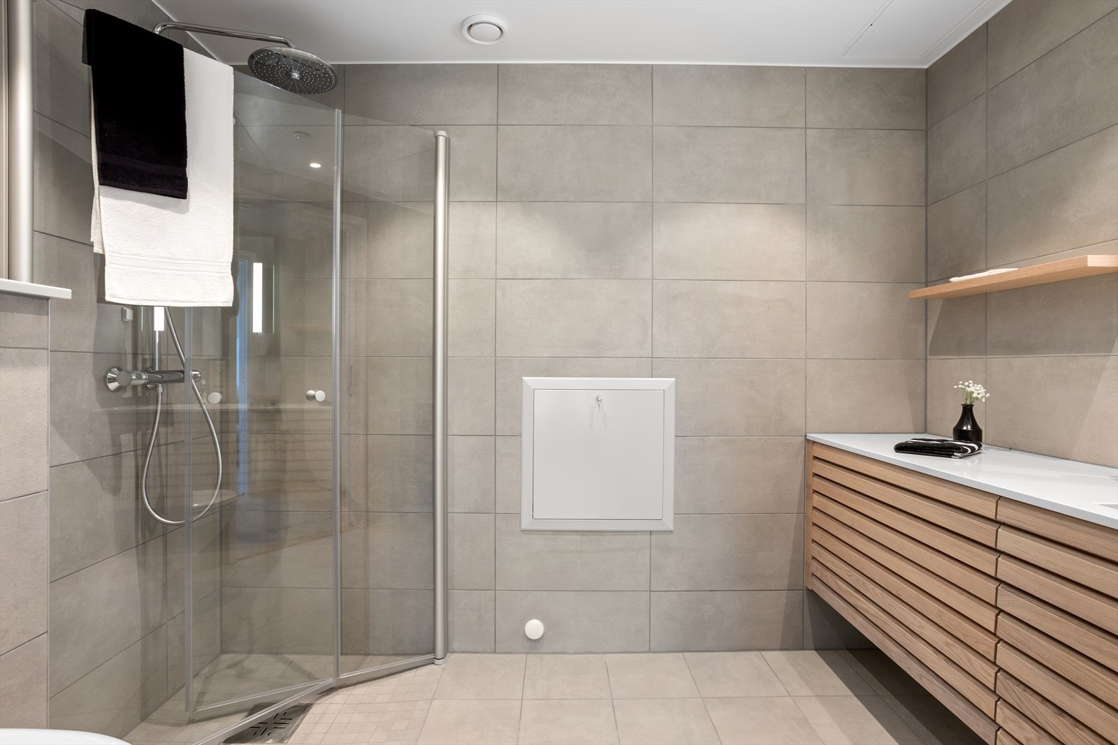 Baderommene har både dusj, toalett og baderomsinnredning. I tillegg er det det integrerte downlights med nivåjustering i himlinger. Galleribilde