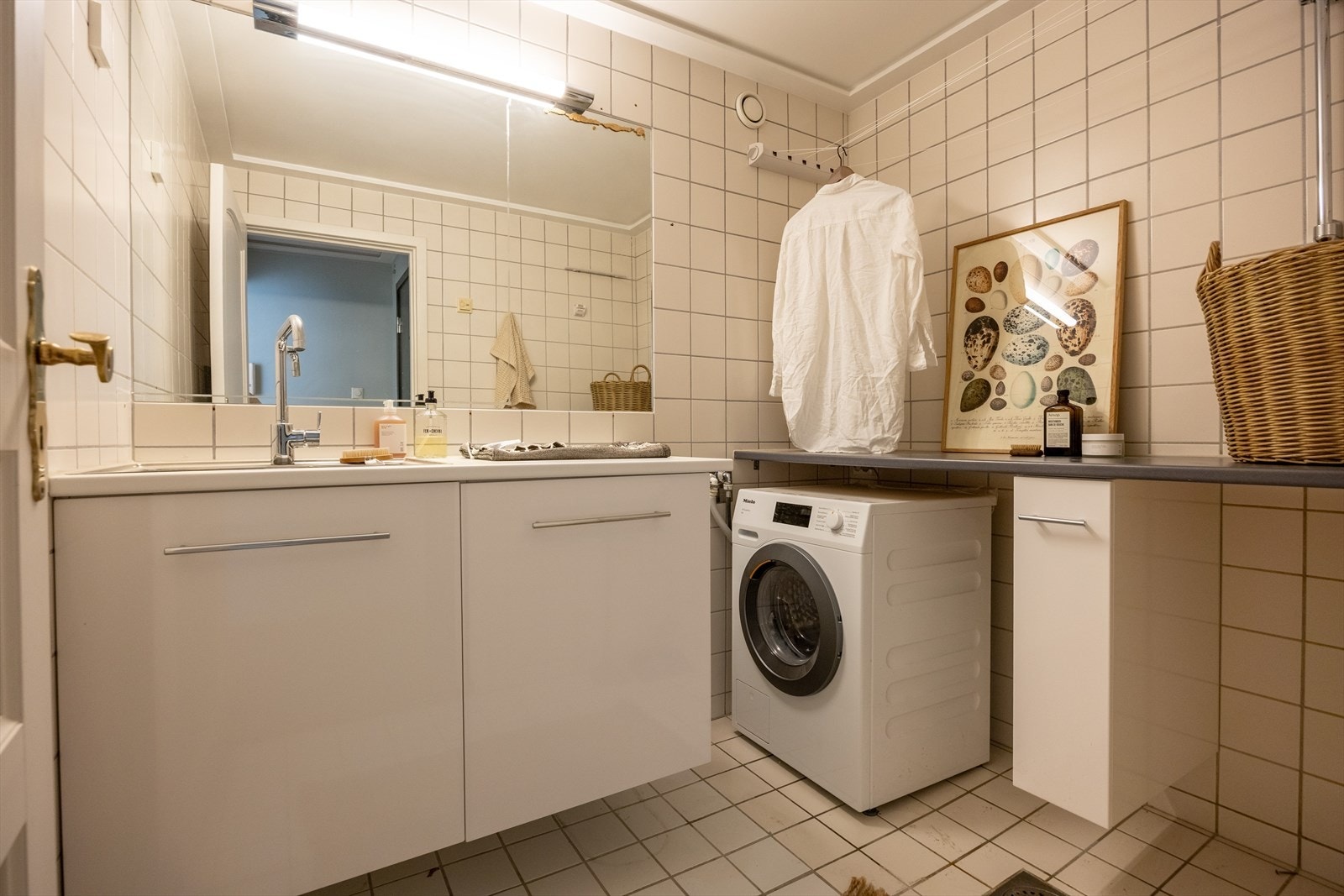 Separat vaskerom med god plass til vaskemaskin og tørketrommel. Galleribilde
