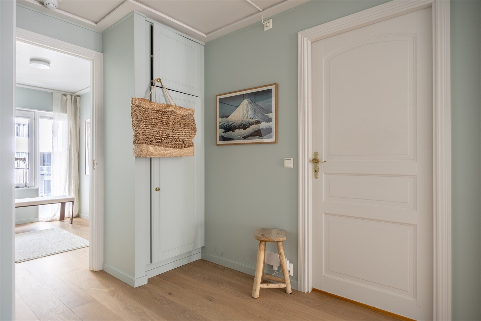 Praktisk oppbevaringsløsning med rom for sko og yttertøy. Galleribilde