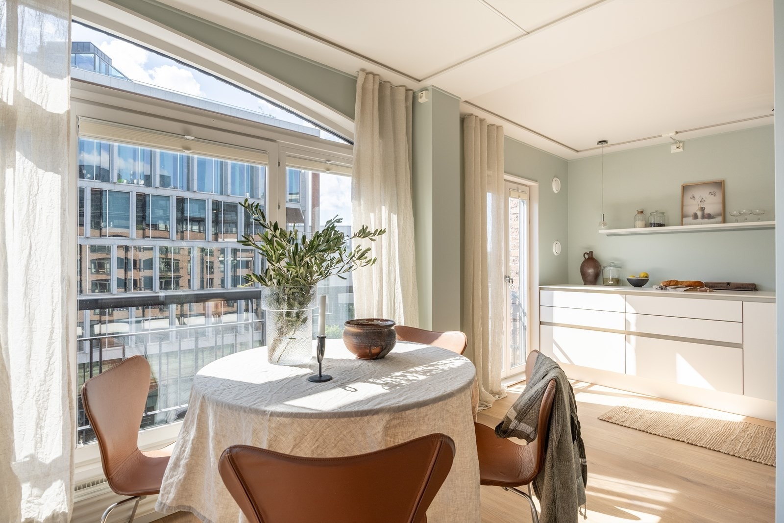 Terrassen fungerer som en herlig forlengelse av boligen og vil gi deg mange luftige sommerdager. Galleribilde