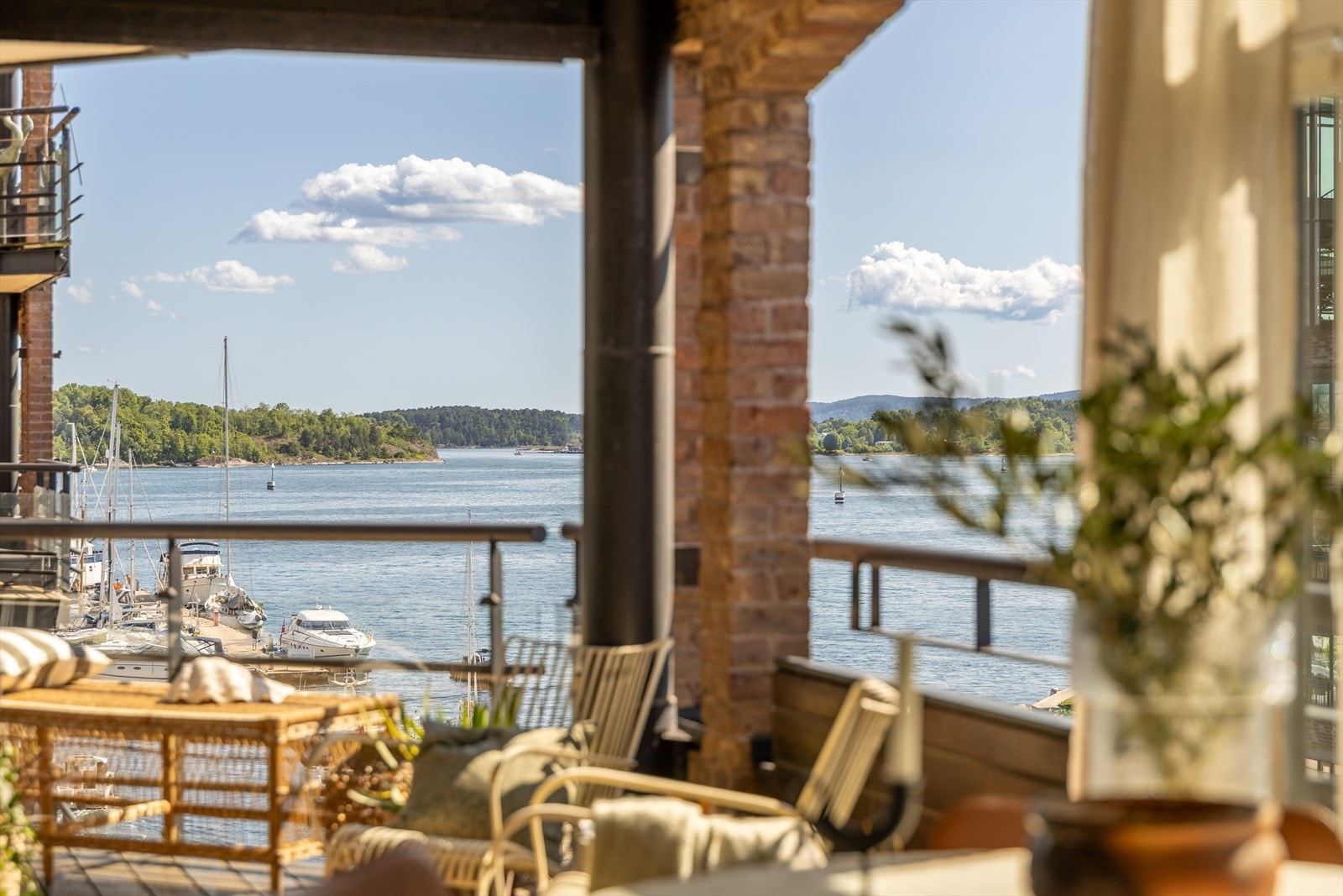 Sjelden utsikt og lun atmosfære - 10 m² privat terrasse midt på Aker Brygge. Galleribilde