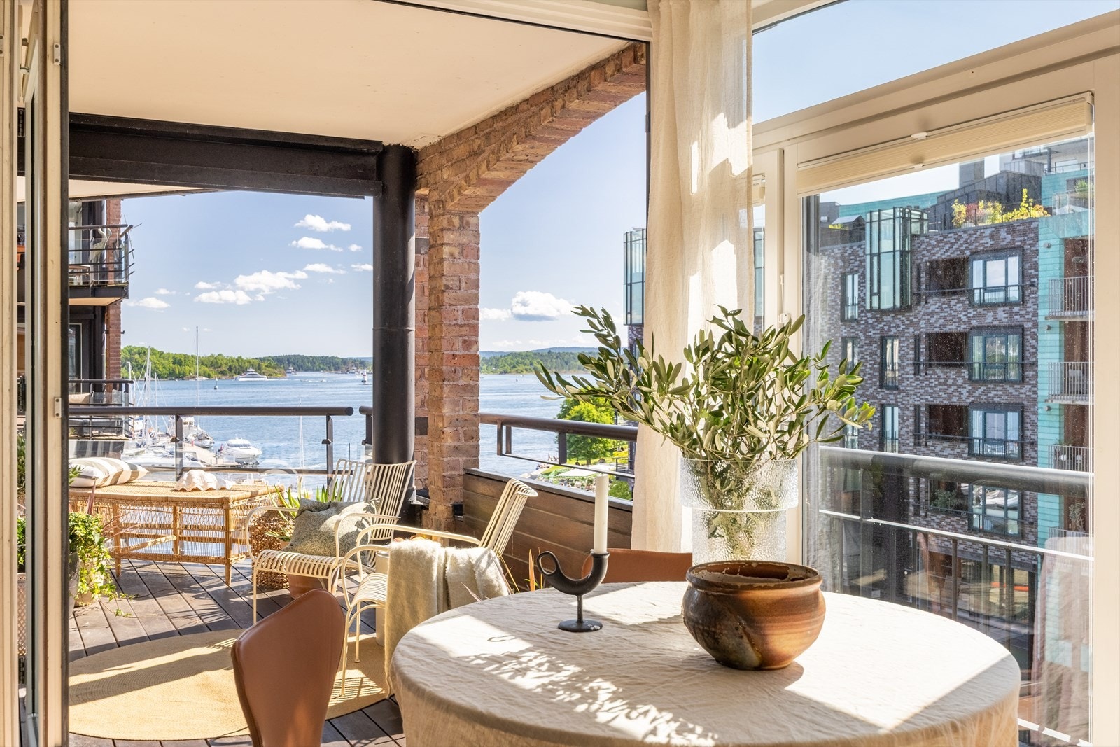 Gjennomgående 3-roms hjørneleilighet med sjøutsikt og solrik terrasse - midt på Aker Brygge! Galleribilde