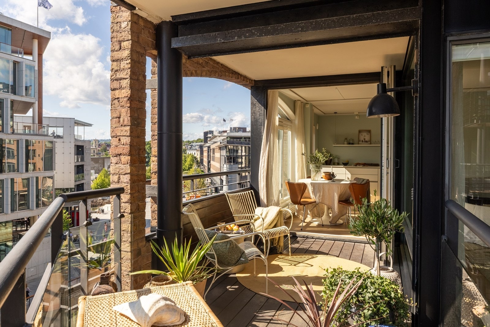 Velholdt og moderne leilighet i byggets 5. etasje med store vindusflater og en herlig terrasse på ca. 10 m². Galleribilde