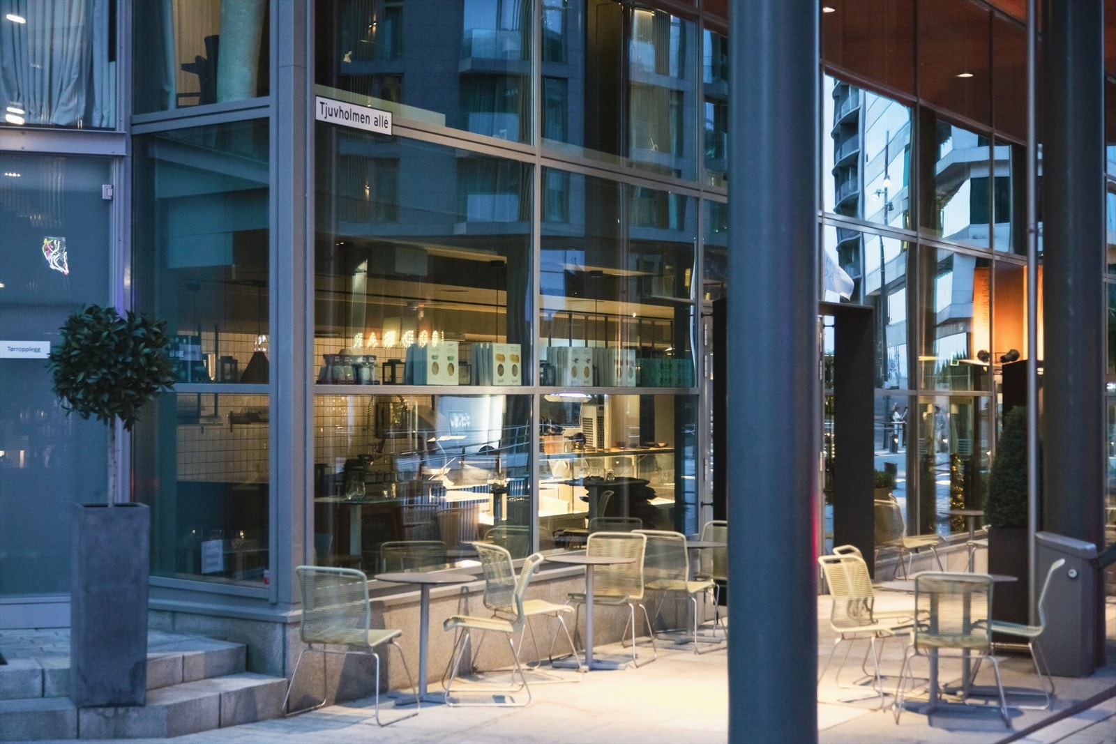 I tillegg til restauranter finner man et bredt utvalg av bakerier og mindre matforretninger. Galleribilde