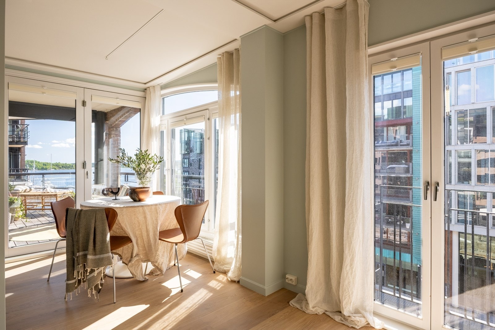 Et harmonisk rom for både hverdag og helgekos. Galleribilde