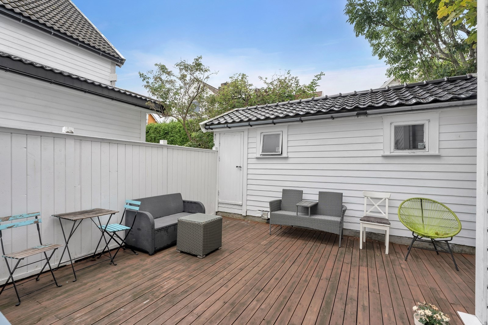Terrasse i bakgården. Her er også et bodbygg Galleribilde