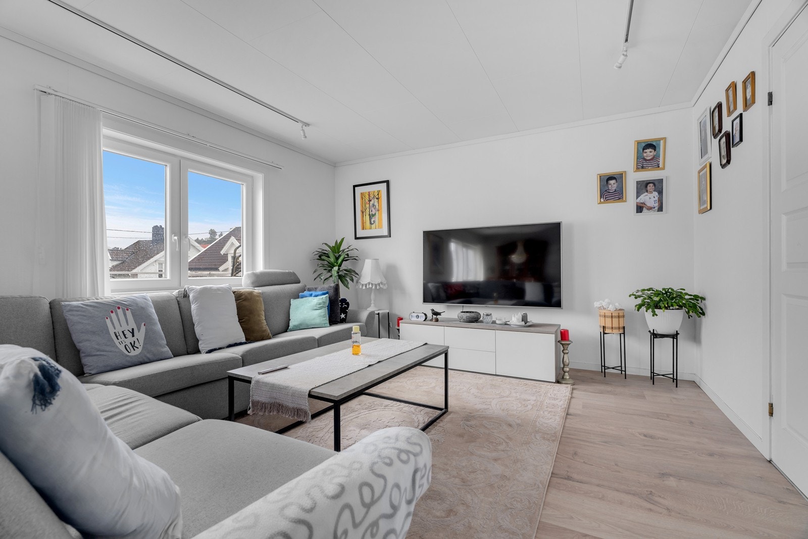 Lys og romslig stue Galleribilde