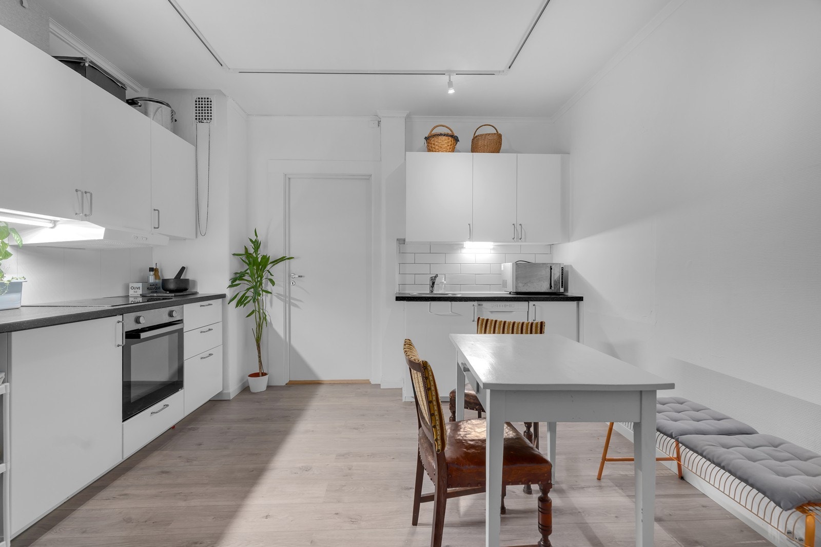 Kjøkken fra Ikea med integrerte hvitevarer og plass til spisebord Galleribilde
