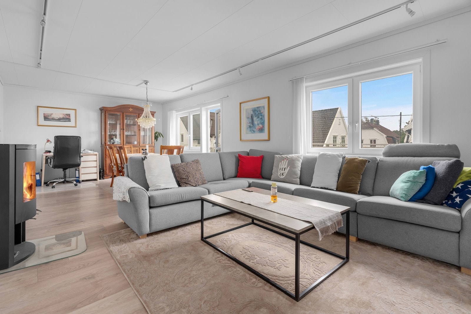 - med peisovn og utgang til terrasse Galleribilde