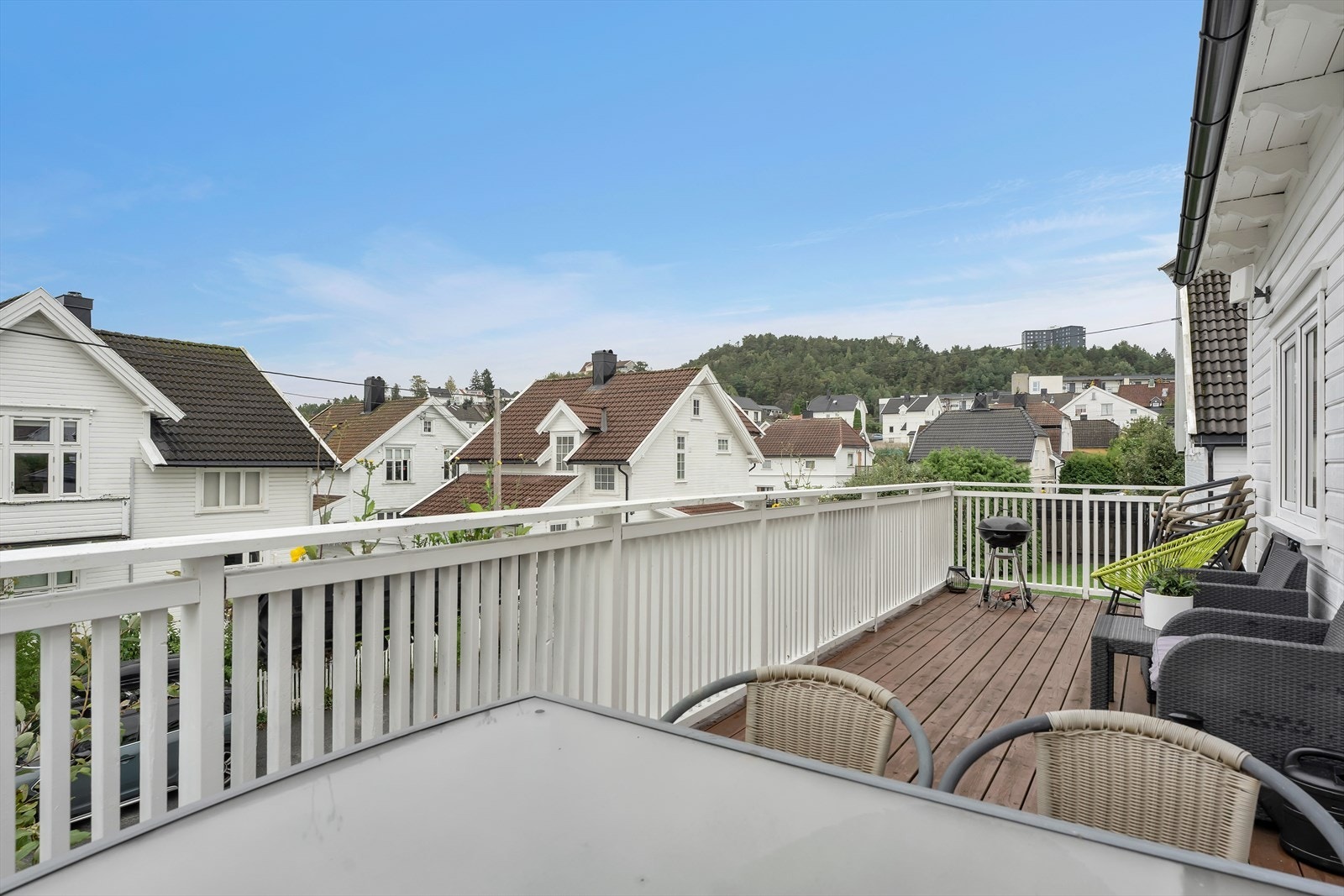 Stor terrasse ut fra 2. etasje med utsikt over nabolaget (terrassen er utvidet fra de godkjente tegningene, utvidelse ikke søkt om/godkjent) Galleribilde