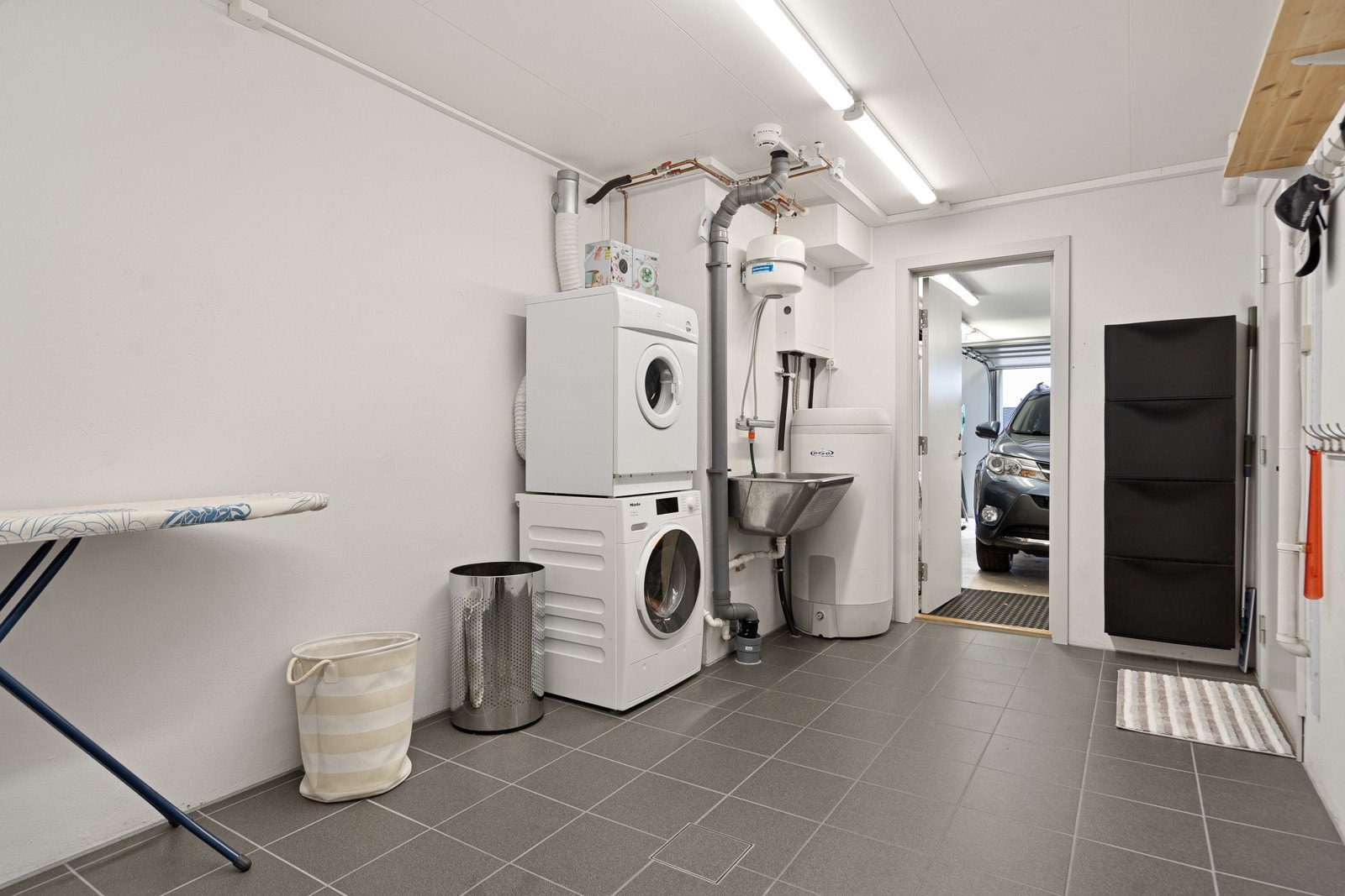 Vaskerom med adkomst fra kjellerstua og direkte adkomst til garasjen Galleribilde
