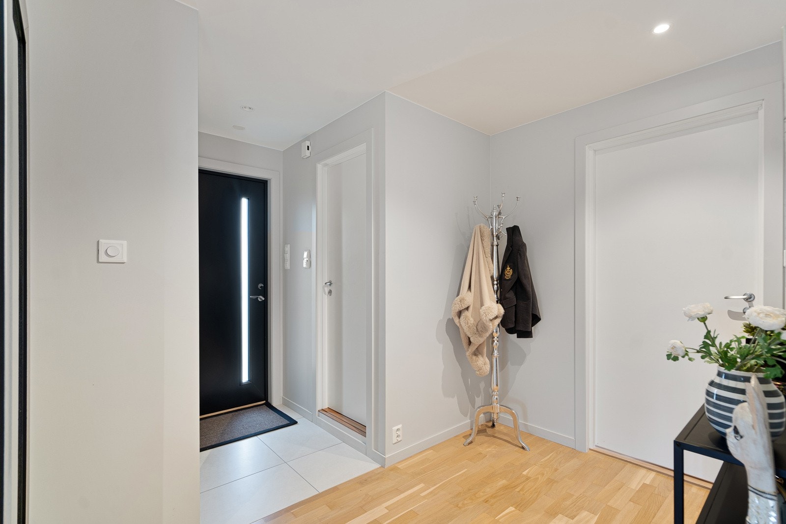 Velkommen inn i denne trivelige boligen! I gangen er det skyvedørsgarderobe og toalettrom Galleribilde