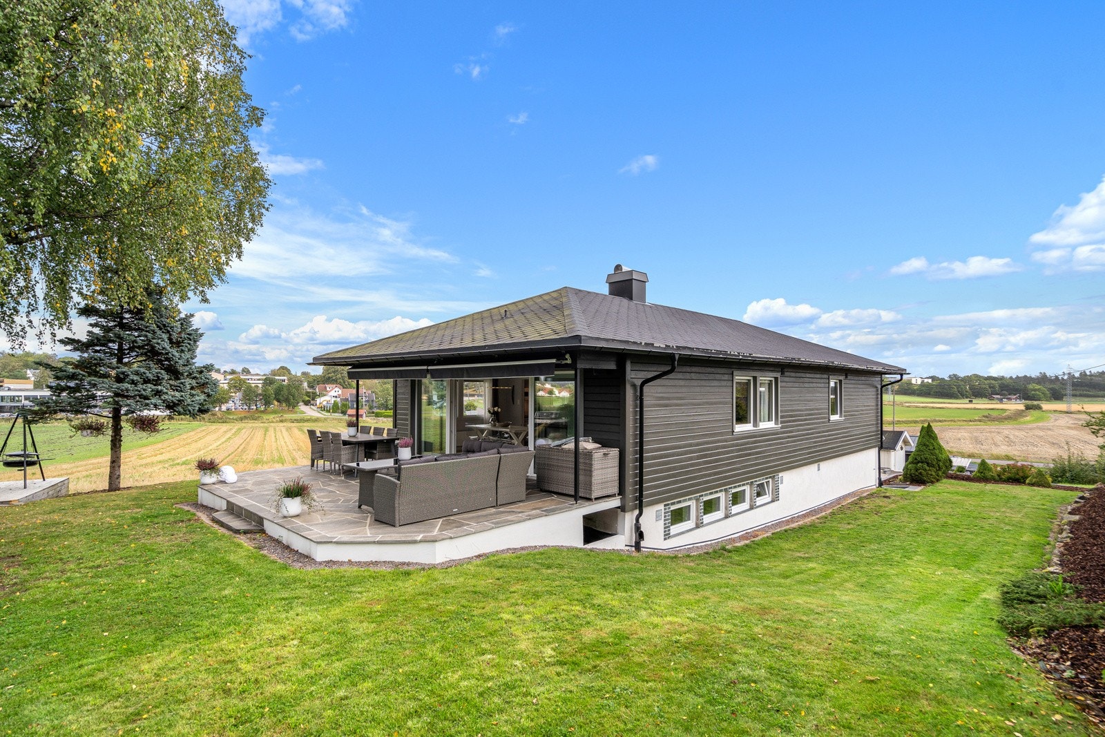 Velkommen til denne svært solrike og fint beliggende eneboligen i Solhaugfeltet! Galleribilde