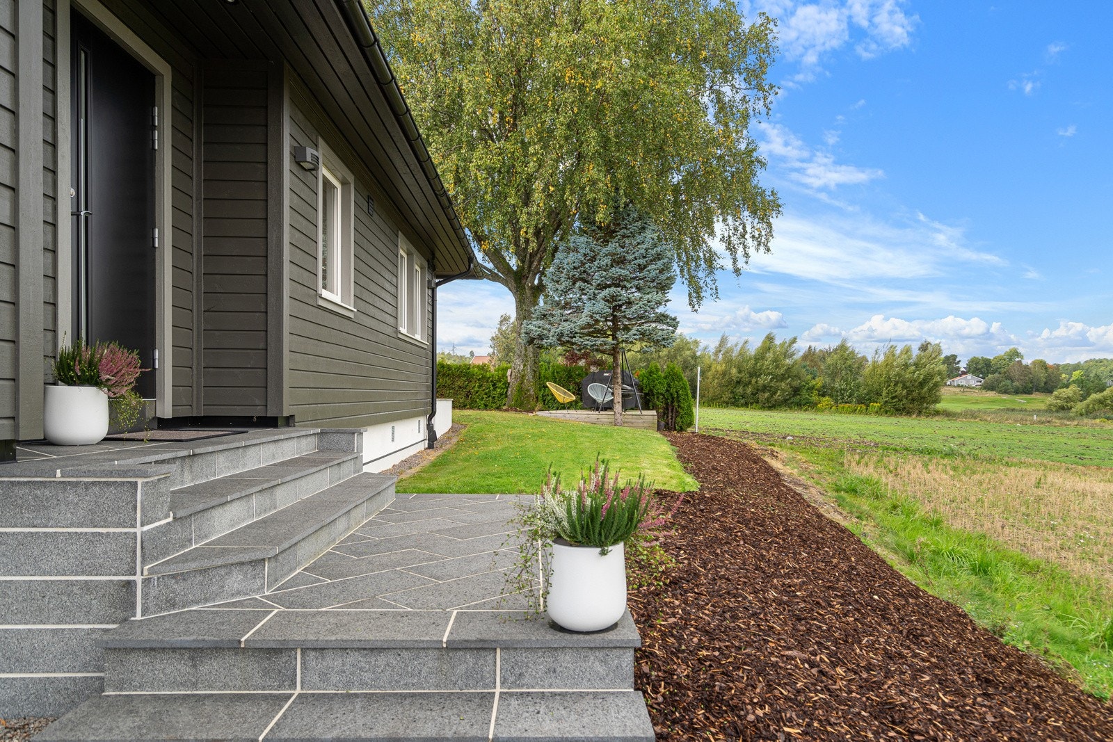 Pent inngangsparti med støpte trapper Galleribilde