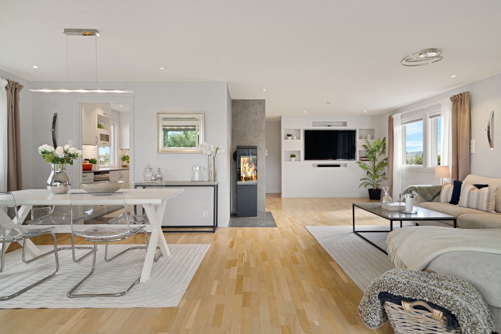 Samtlige overflater er pusset opp gjennom årene (slette overflater) samt nytt el-anlegg Galleribilde