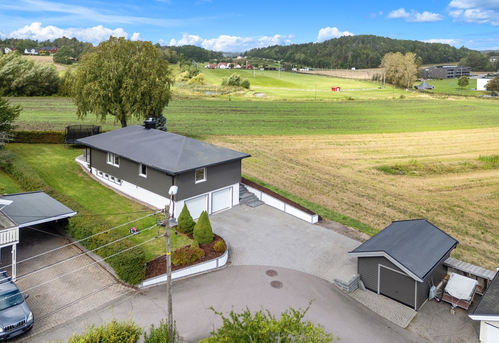 Eiendommen består av enebolig med dobbelgarasje i sokkelen, samt frittliggende garasje. Galleribilde
